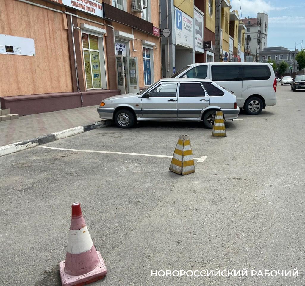 В Новороссийске захватывают бесплатные автостоянки «для своих»