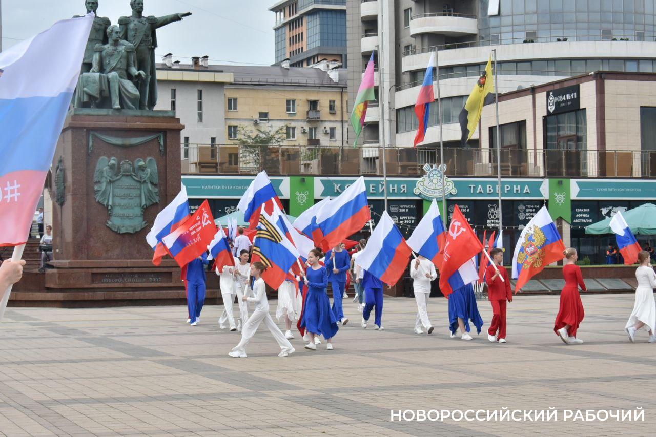 Новороссийцы отмечают День России: торжество на Форумной площади, велопробег, сбор гуманитарной помощи, яркие концерты