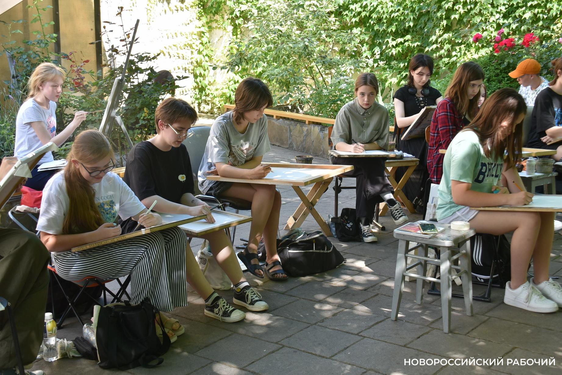 В Новороссийске юные художники собираются на летние пленэры и пишут портреты