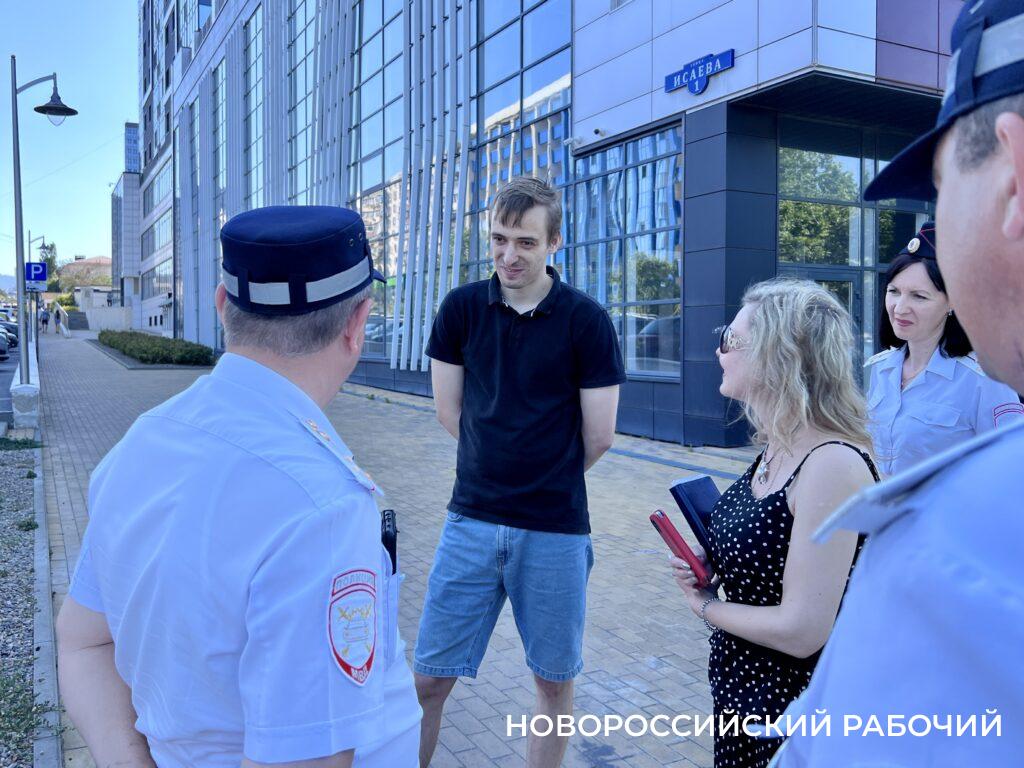 Самокатчики в Новороссийске норовят снести все на своем пути! | 09.07.2023  | Новороссийск - БезФормата