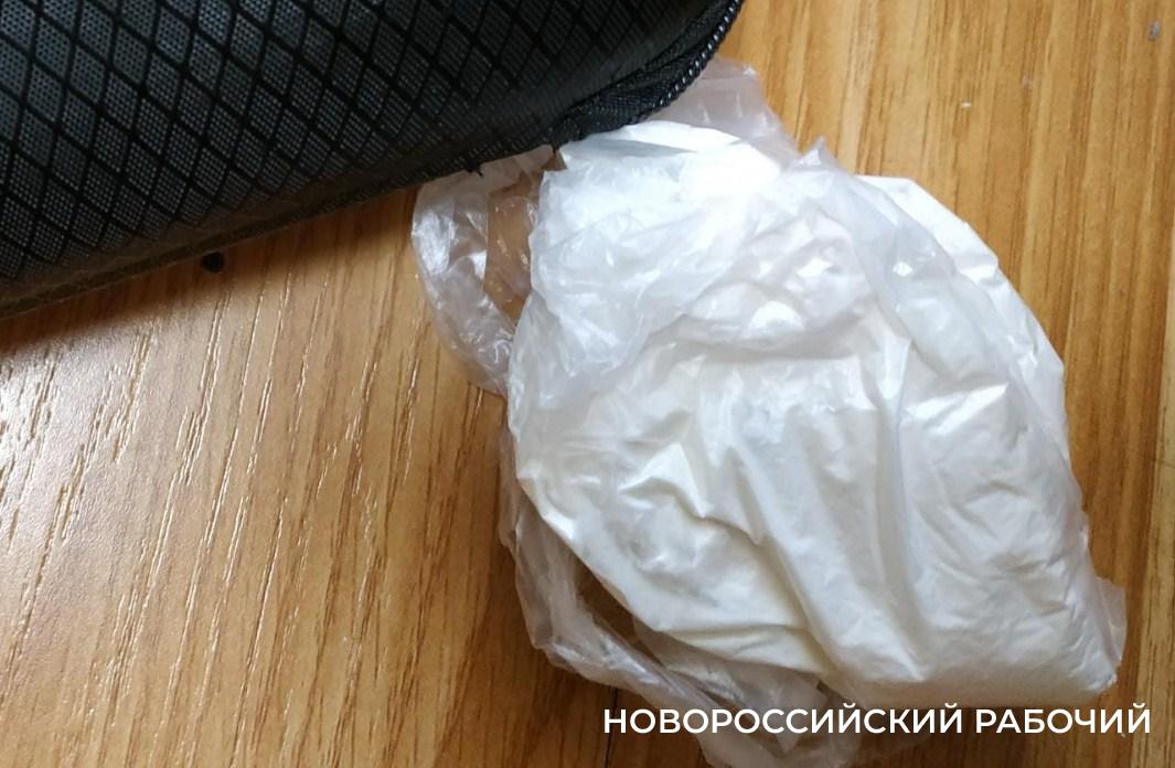 Где наркотики, там и оружие. В Новороссийске с запрещенными веществами задержаны девочки и мужчина 50+