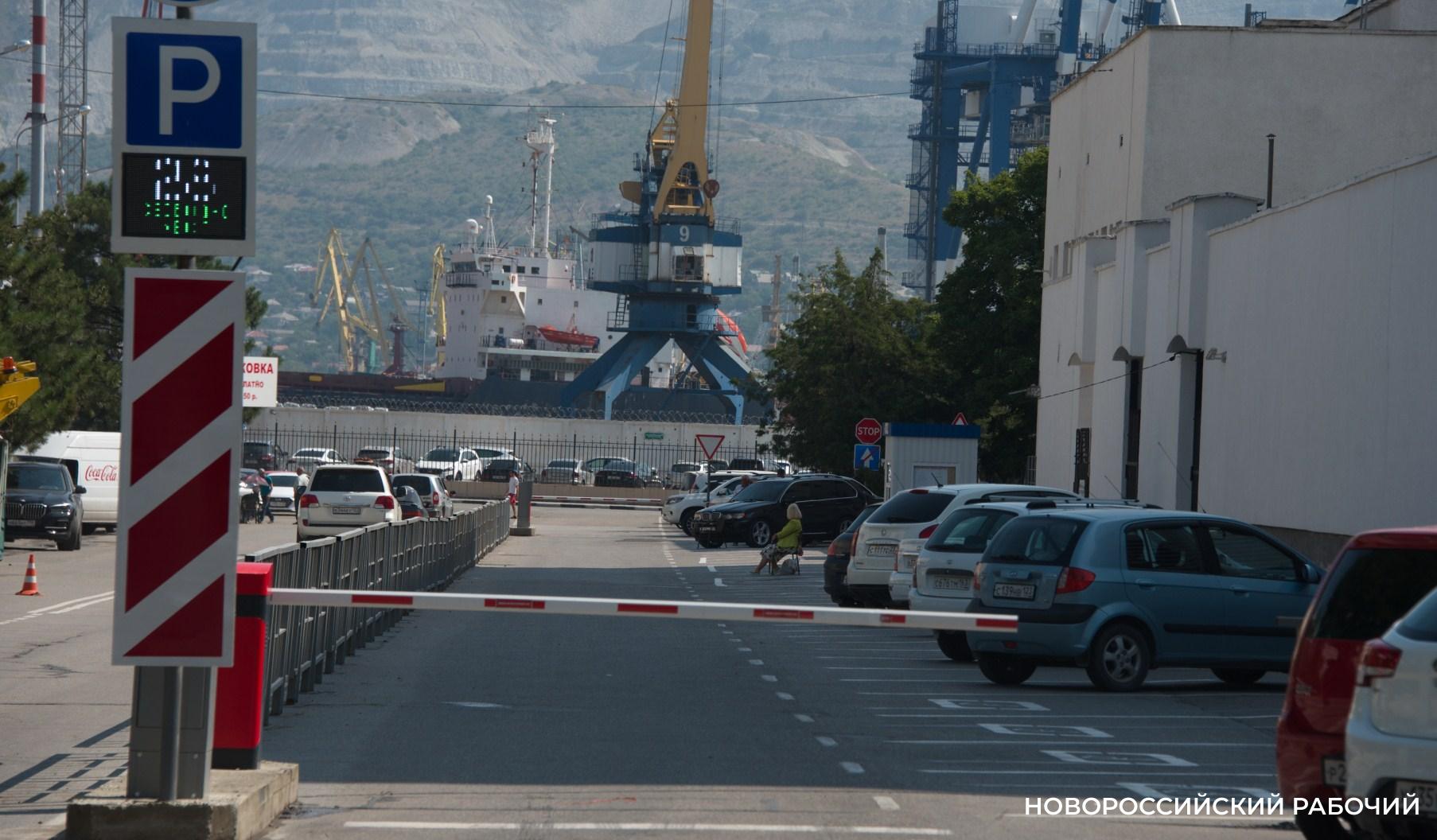 На платной парковке на улице Леднёва демонтируют шлагбаум – Новости  Новороссийска