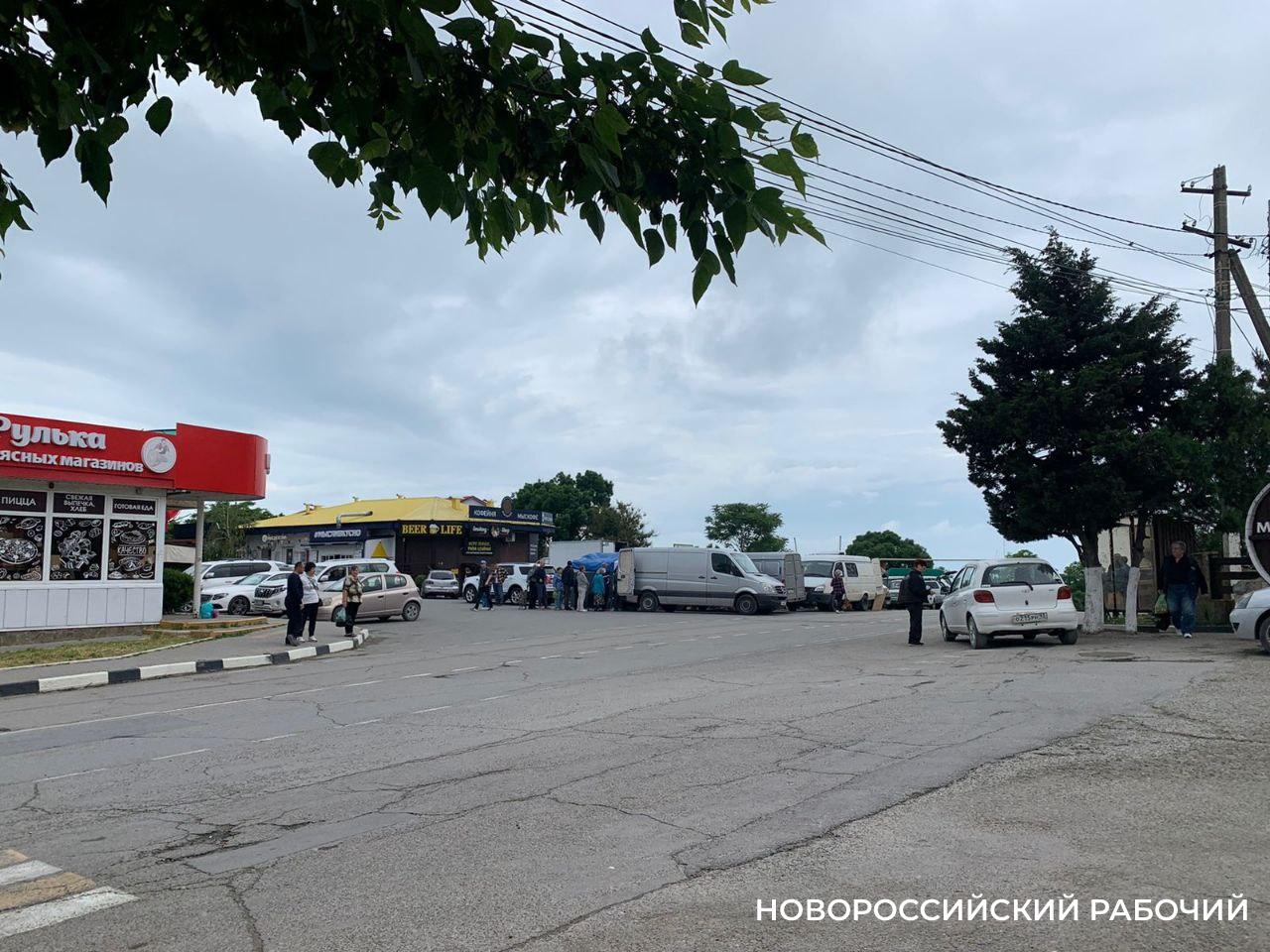 «Фермеры торгуют прямо на дороге», — житель элитного посёлка под Новороссийском недоволен ярмаркой
