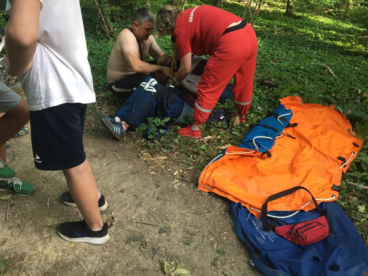 Спасатели Новороссийска достали велосипедиста с опасного склона