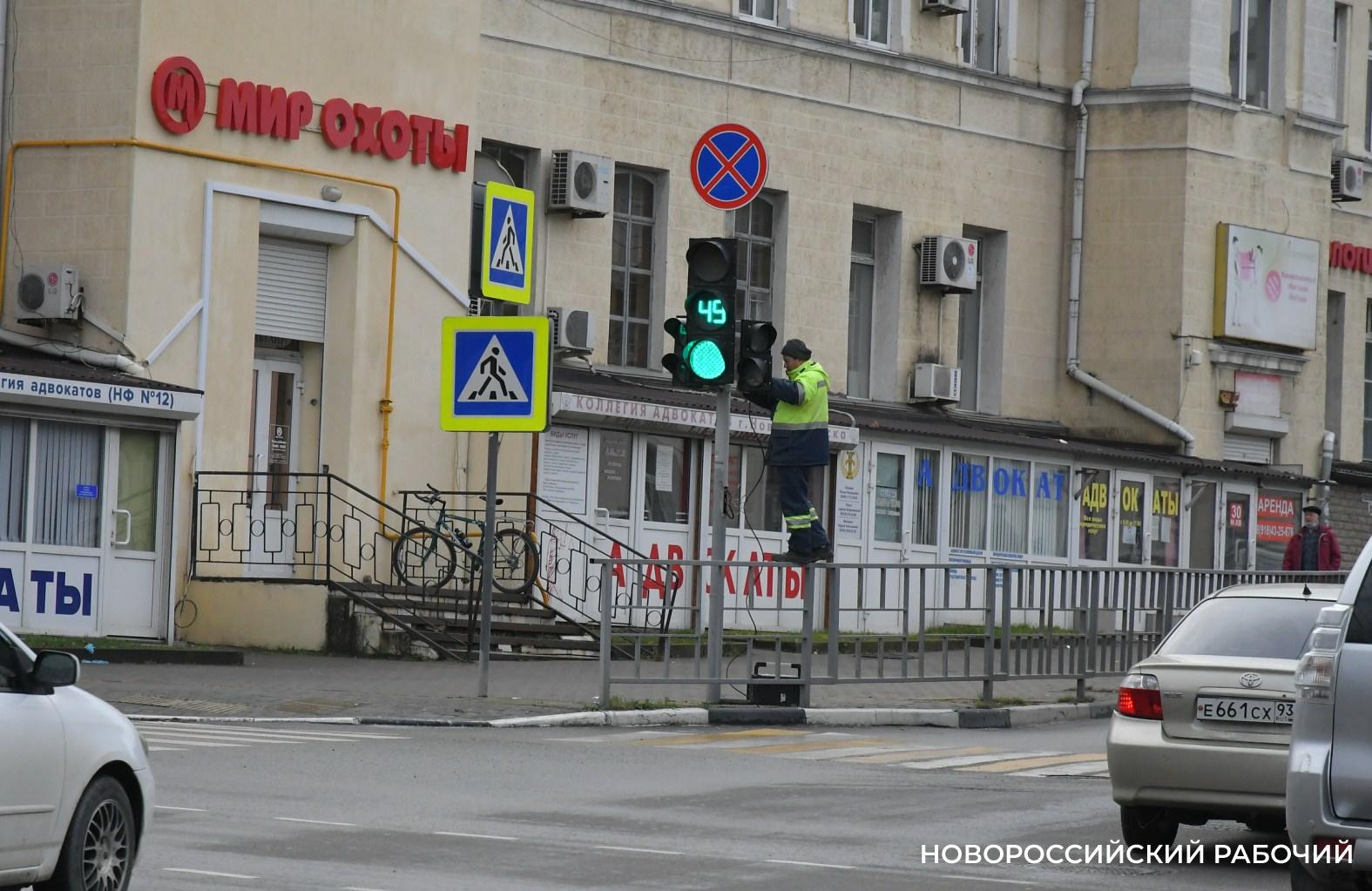 В Новороссийске обследуют «короткий» светофор, который винят в пробках