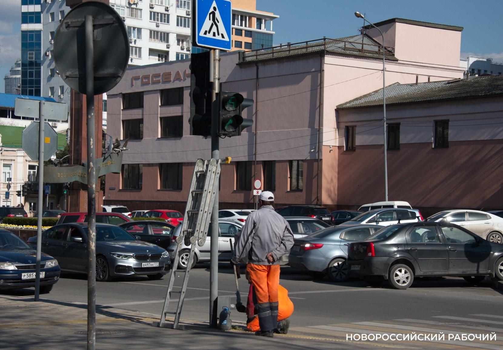 «Пешеходы могли бы ходить быстрее!» В Новороссийске водители анализируют работу светофоров