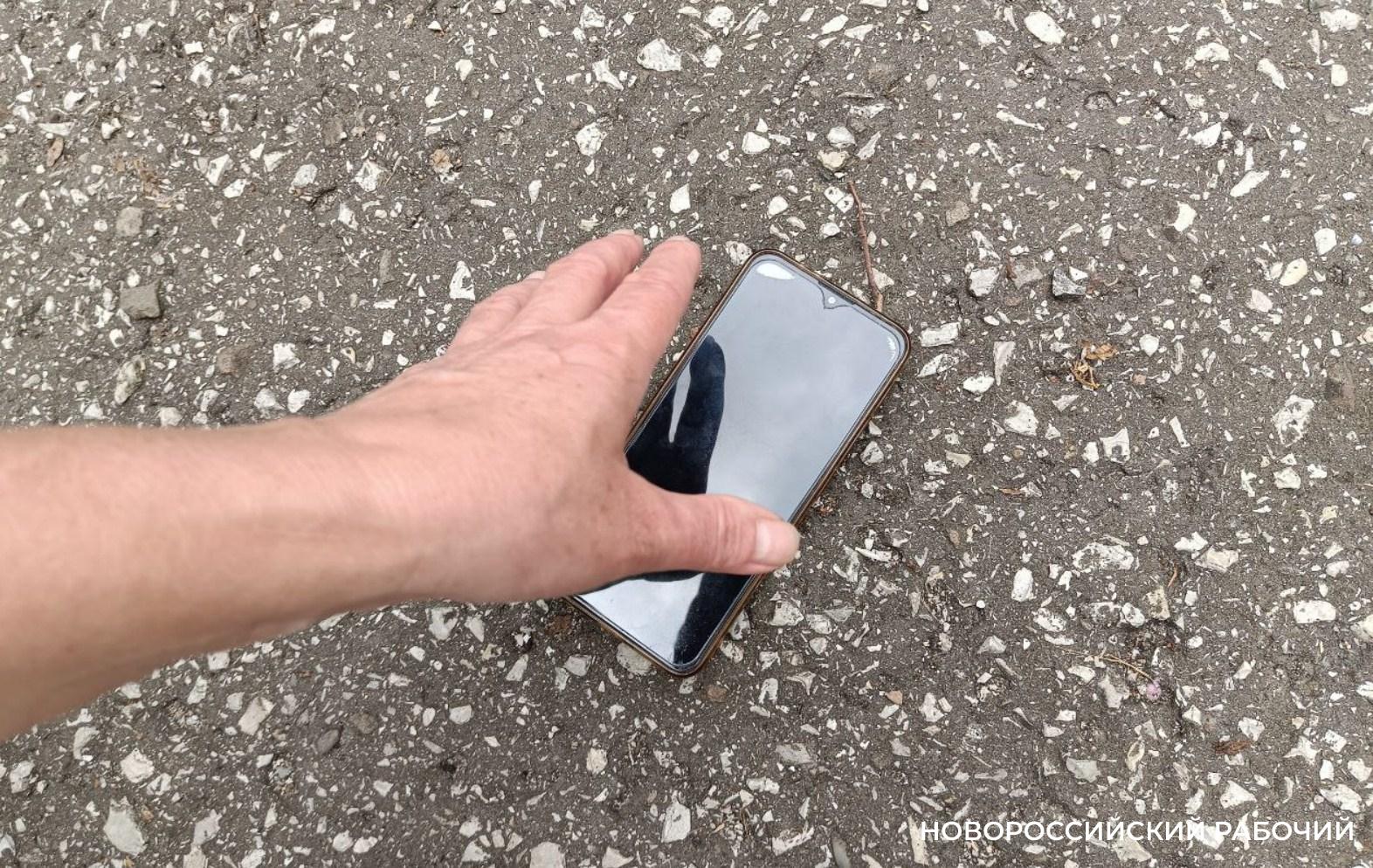 Нашел разбитый телефон на улице. Украли телефон у слепого. Разбил телефон экран из кармана выпал. Мужик украл телефон.