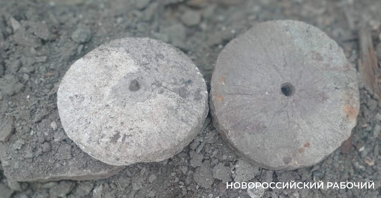 Во дворе частного дома в Новороссийске нашли жернова, которые сделали в античности или средневековье
