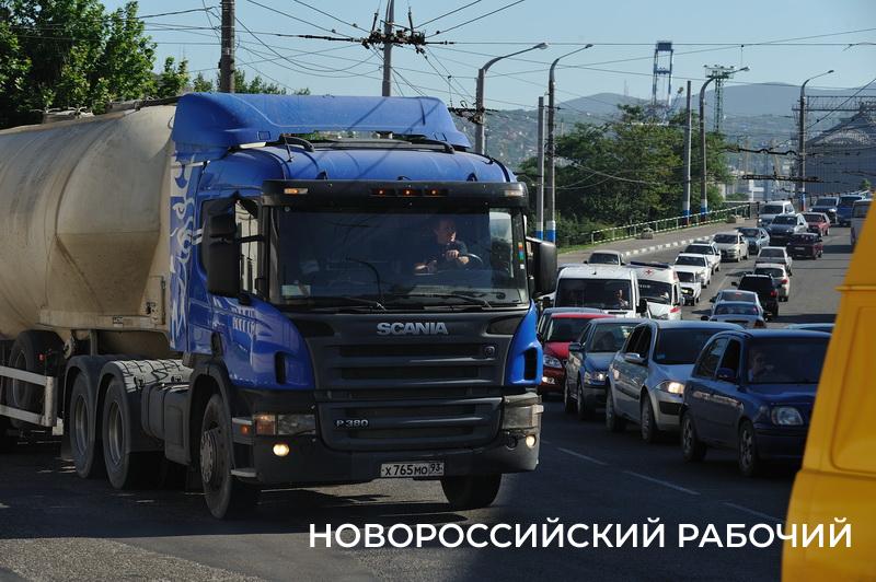 Новороссийцы предлагают установить камеры для большегрузов