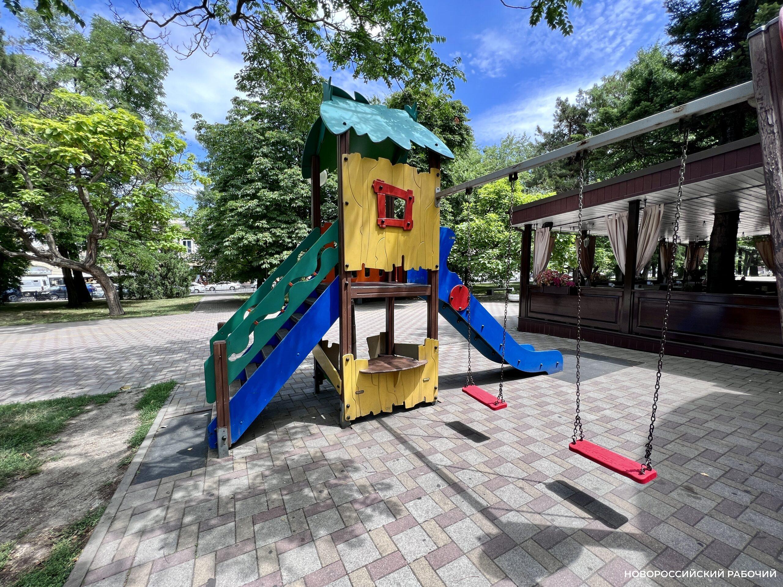 В Новороссийске нашли «зависшие в воздухе» детские площадки