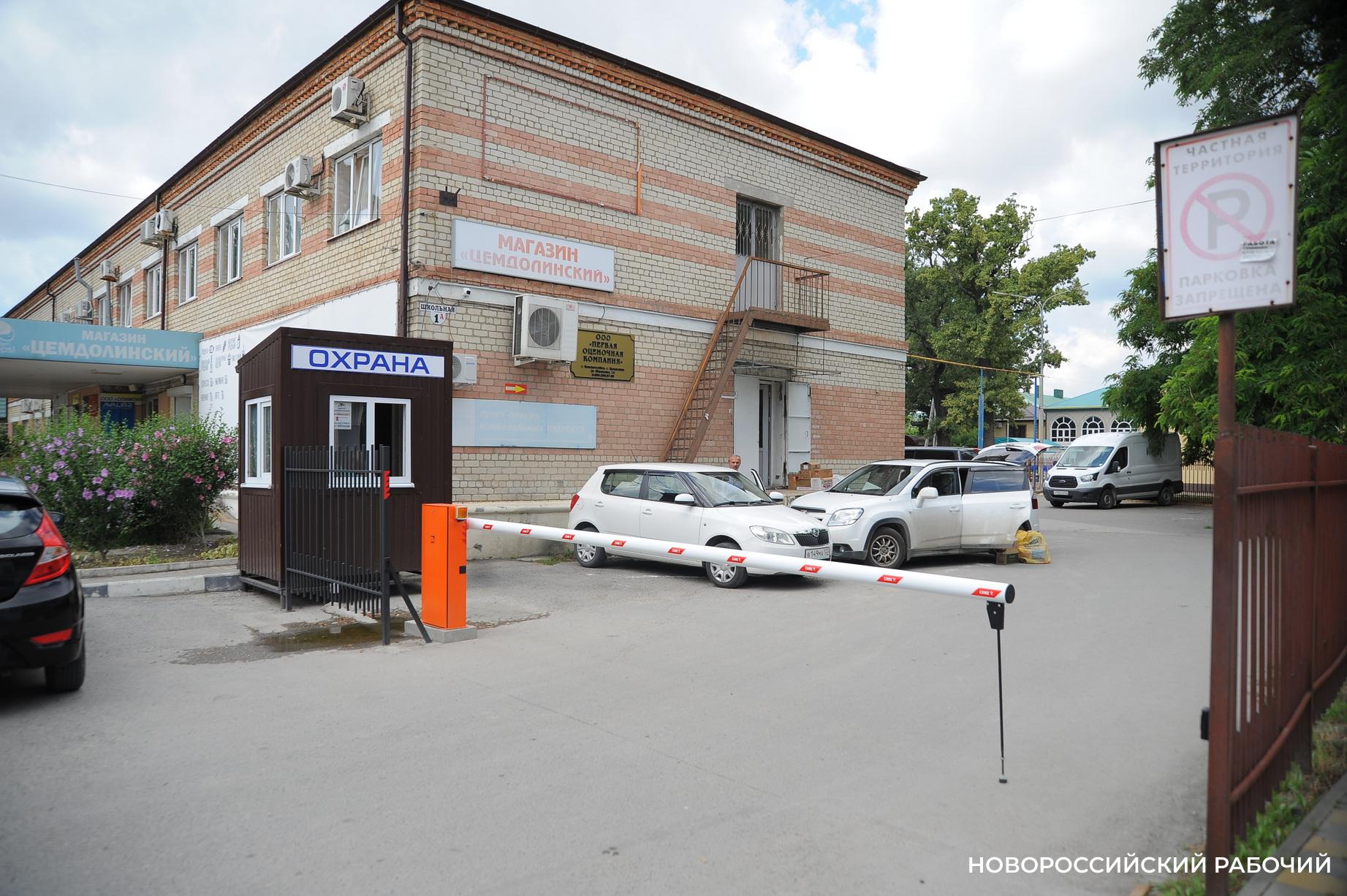 В Новороссийске перегородили шлагбаумом въезд на парковку, которую горожане считали своей