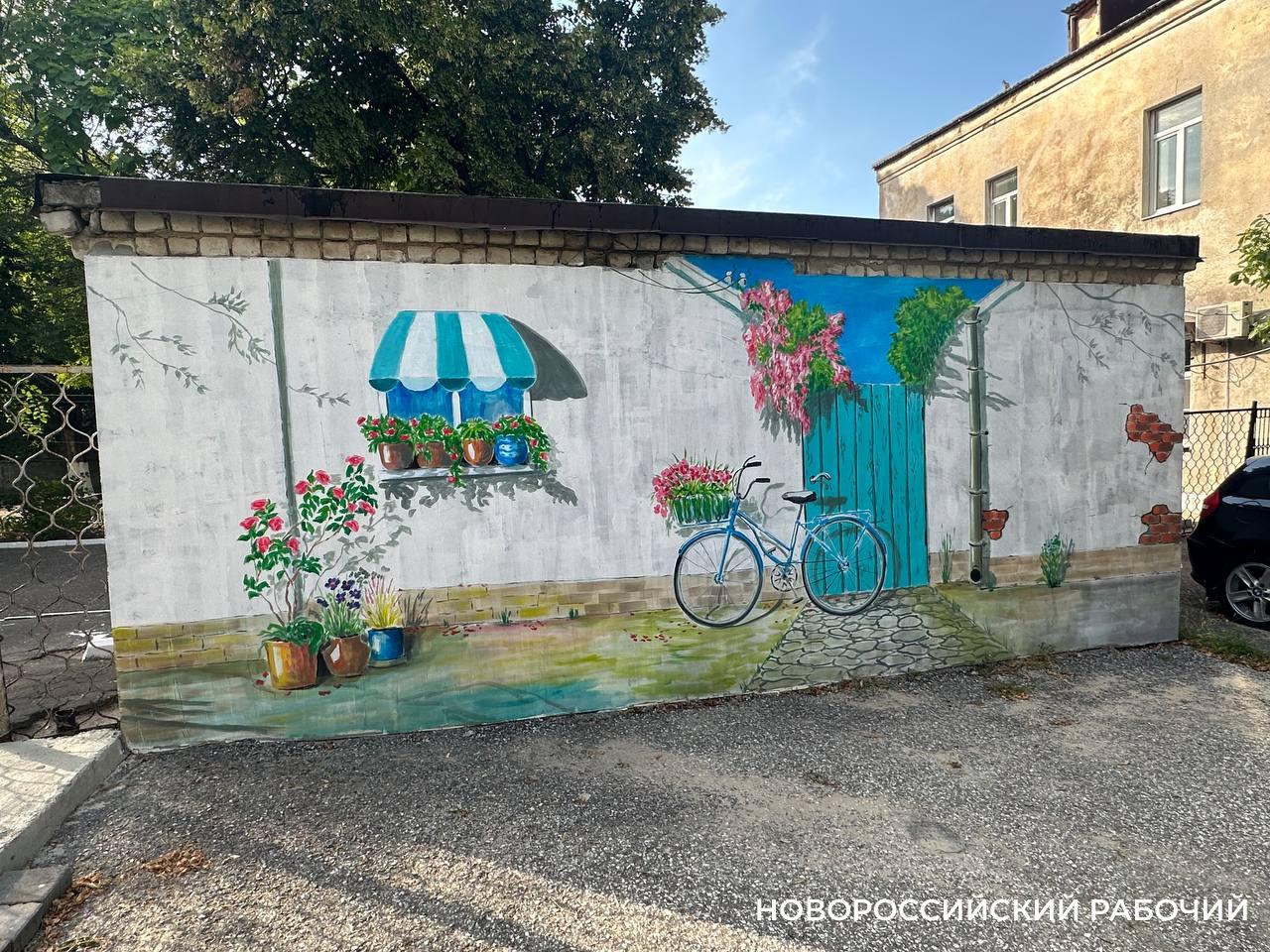 Неприглядная стена в Новороссийске стала летним пейзажем