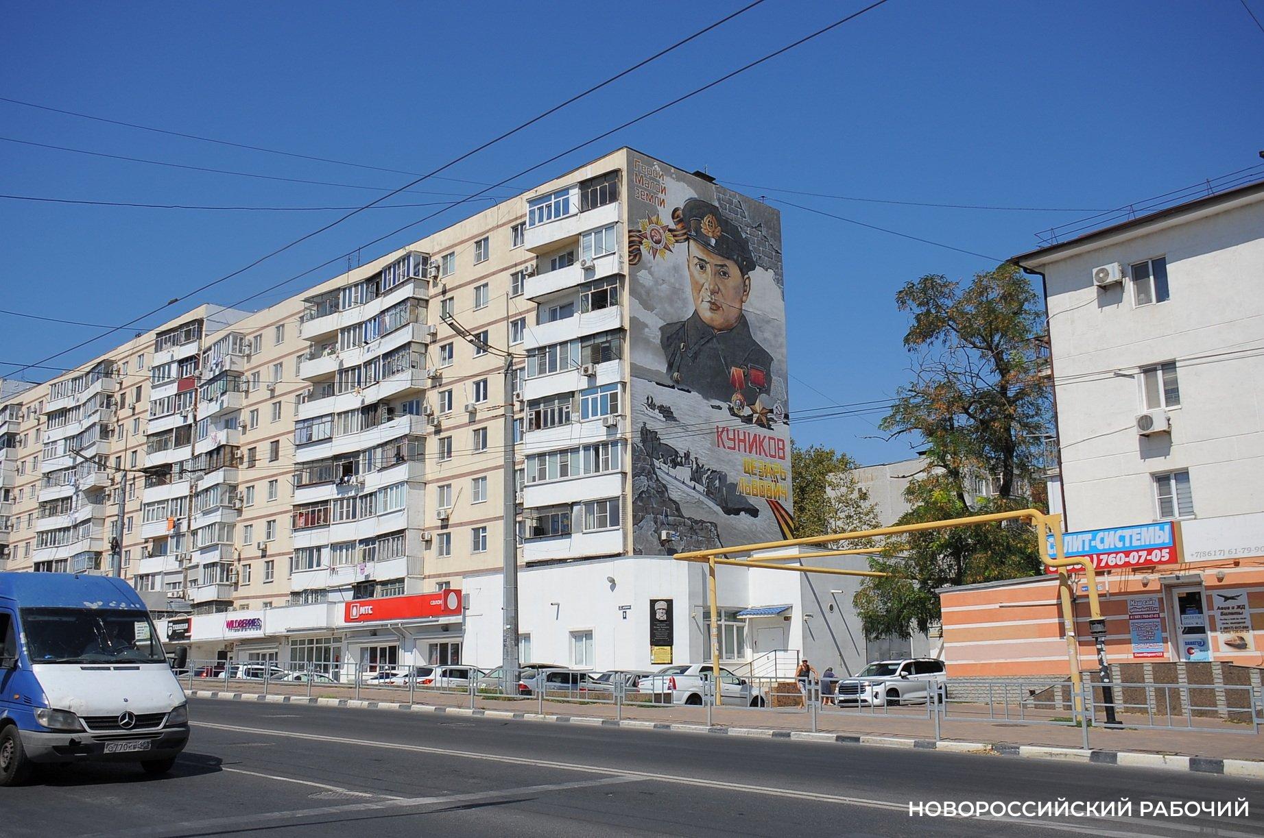 В Новороссийске жители просят ко Дню города привести в порядок памятник его освободителя