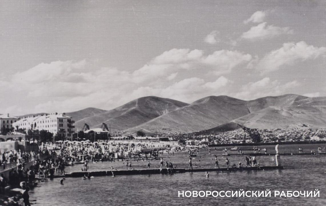 70 лет назад на пляже Новороссийска сняли лесенки на мостках