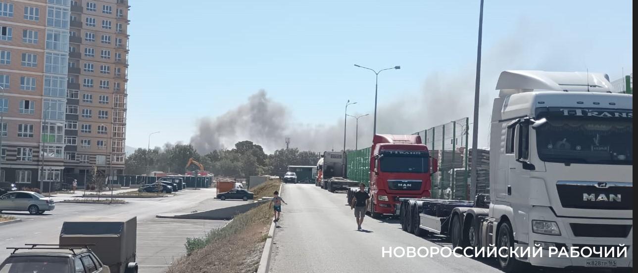 В Новороссийске дым от пожара видно по всему городу