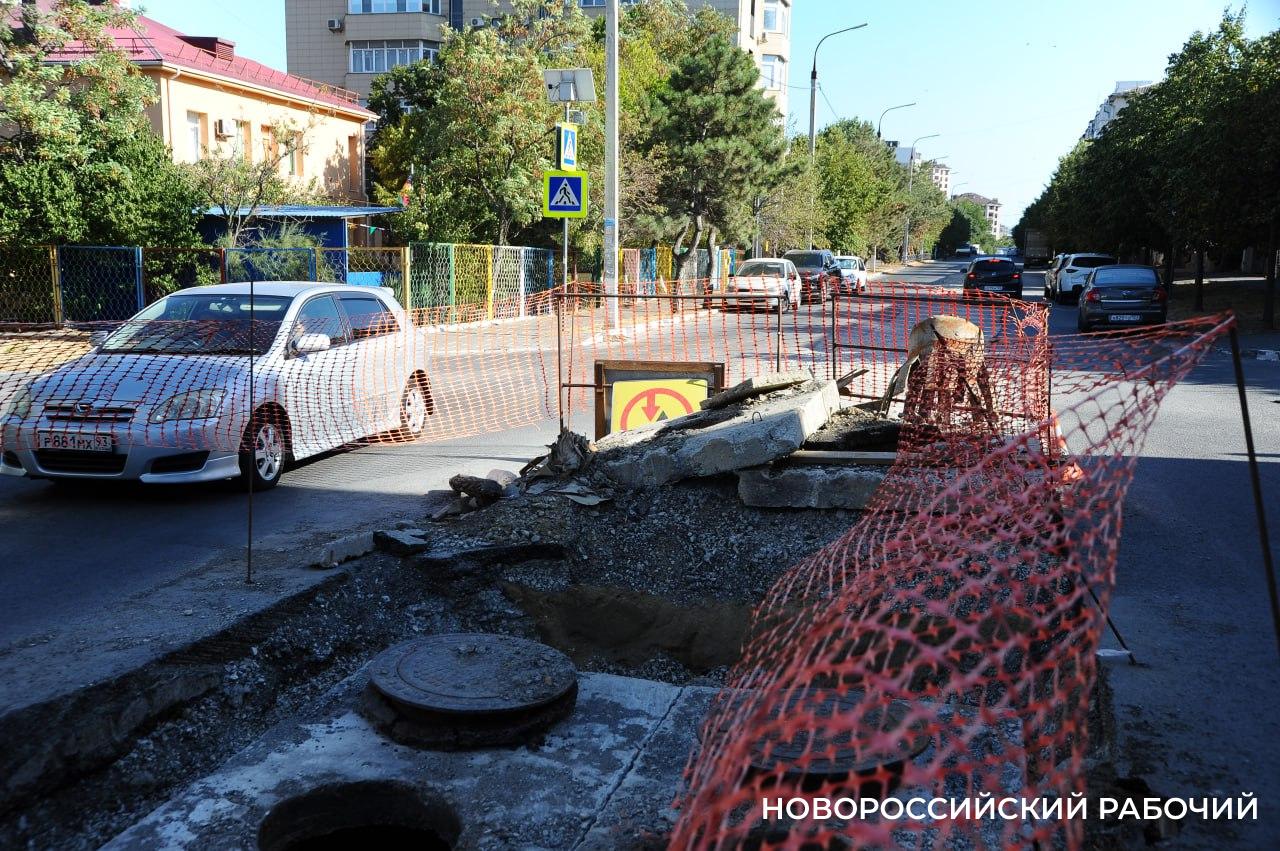 В Новороссийске разрытые дороги не торопятся восстанавливать