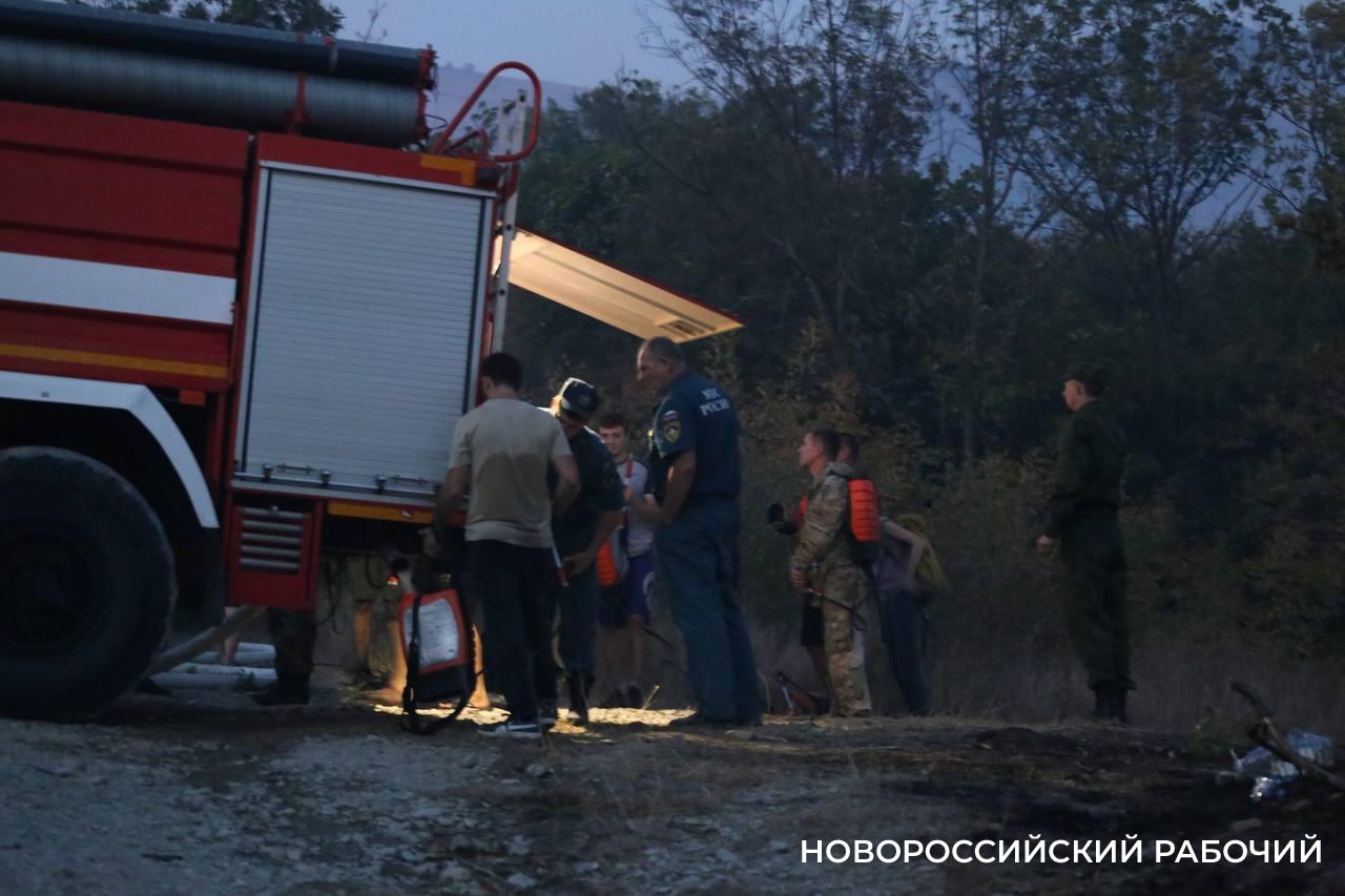 Экстренные службы Новороссийска помогают тушить пожар в Геленджике