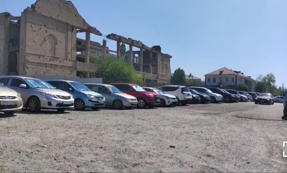 В Новороссийске борются против стихийных парковок у памятников