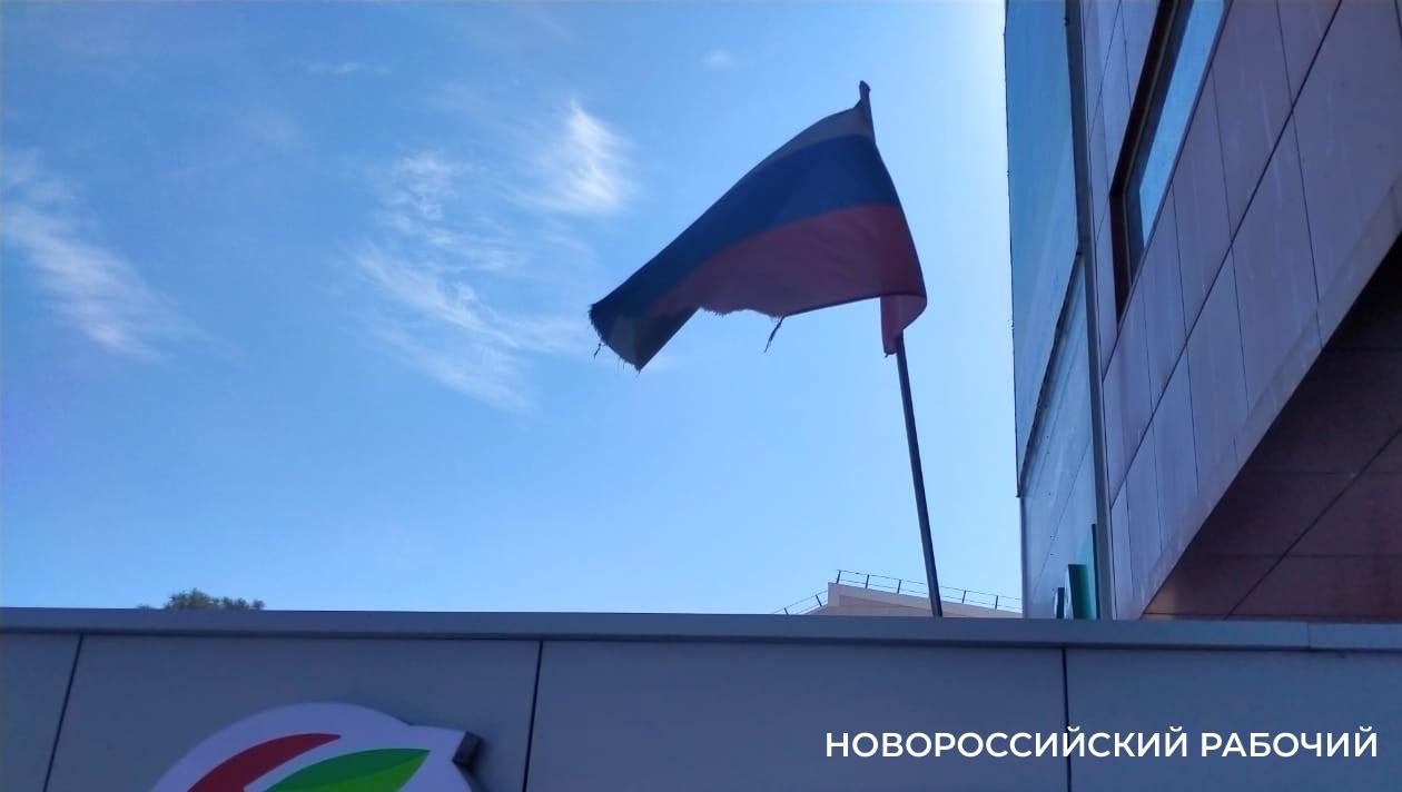 «С нашим флагом так нельзя!» Новороссийцы просят заменить триколор на торговом центре