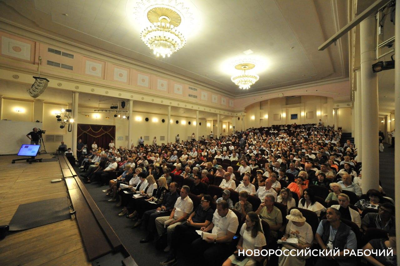 Глава Новороссийска провел открытую встречу с жителями. Вопрос мог задать любой человек из зала