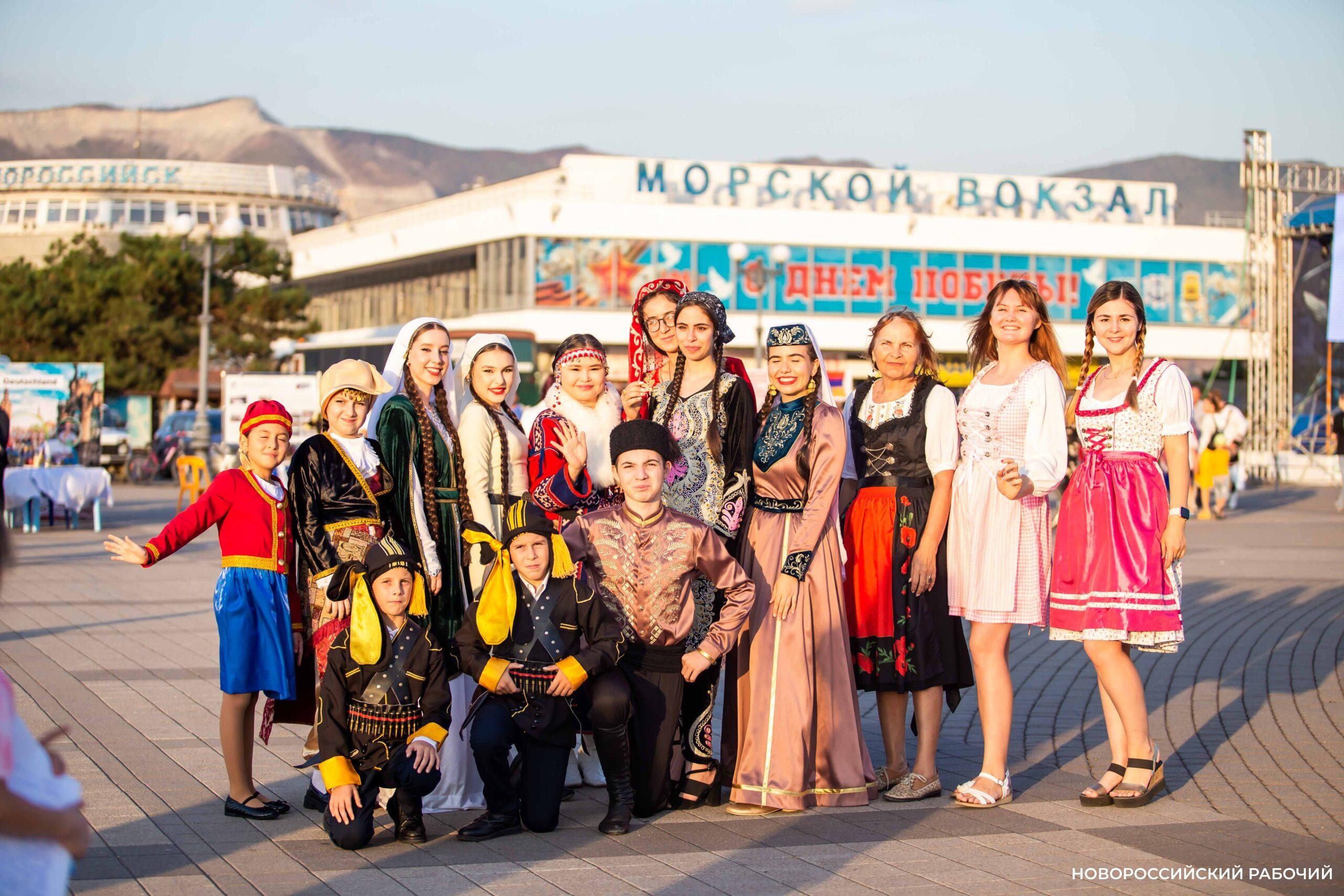 С шумом, плясками, песнями и щедрыми застольями в Новороссийске отгуляли 31-й фестиваль национальных культур «Новороссияне»