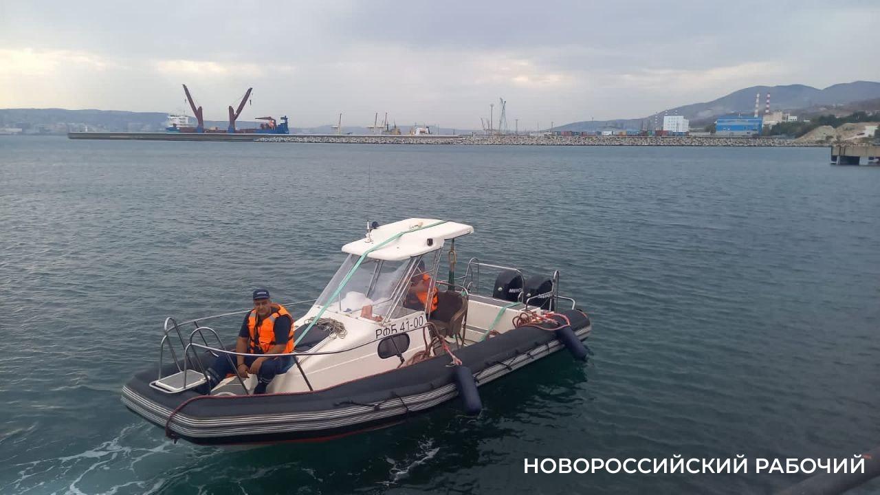 В Новороссийске спасли пловцов, которых уносило течением