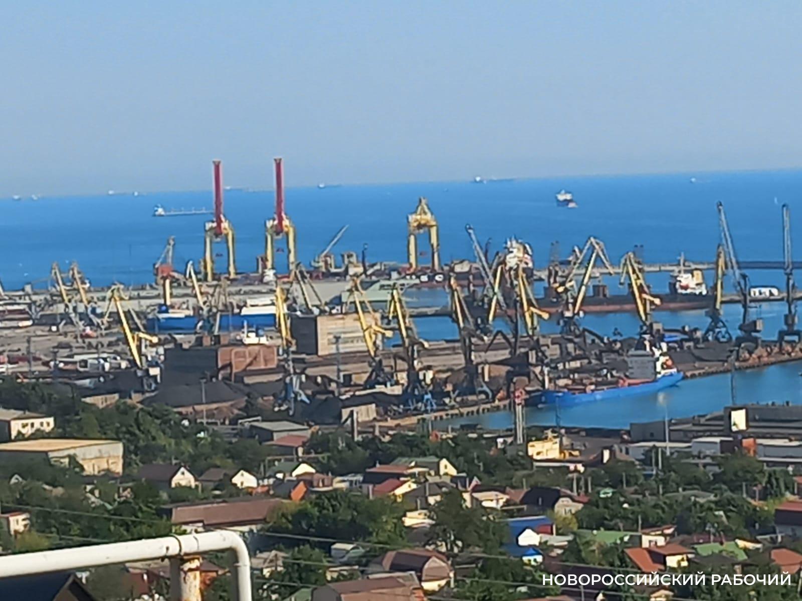 После запрета на вывоз бензина и дизтоплива простаивают танкеры, шедшие в Новороссийск