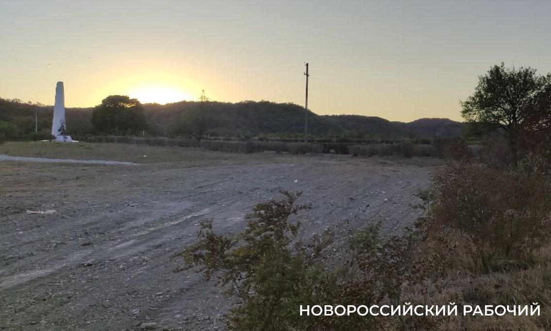 В Новороссийске рядом с братской могилой отравленных газом и расстрелянных новороссийцев строят отстойник для фур?