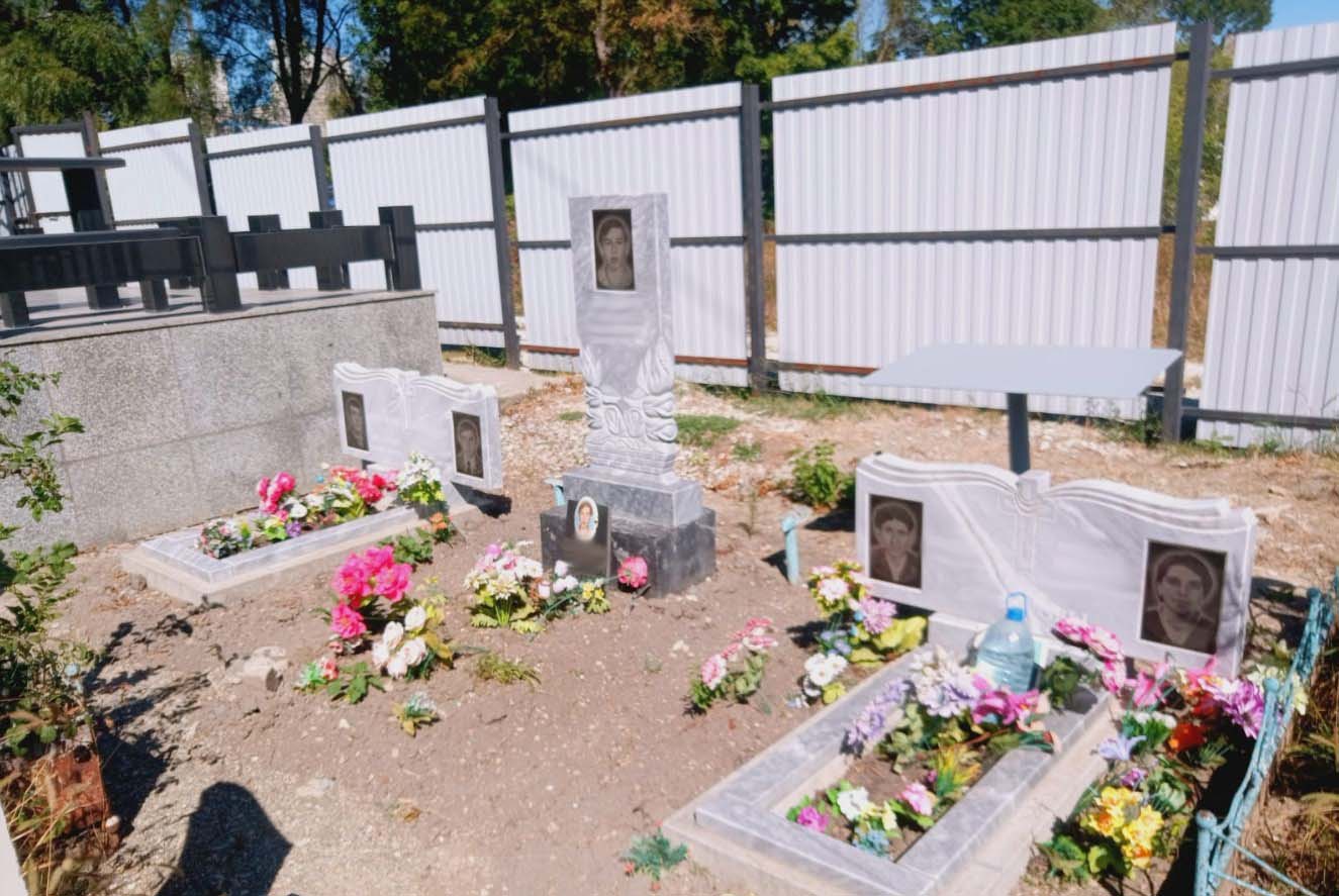 В Новороссийске украли ограждения с 5 могил одной семьи