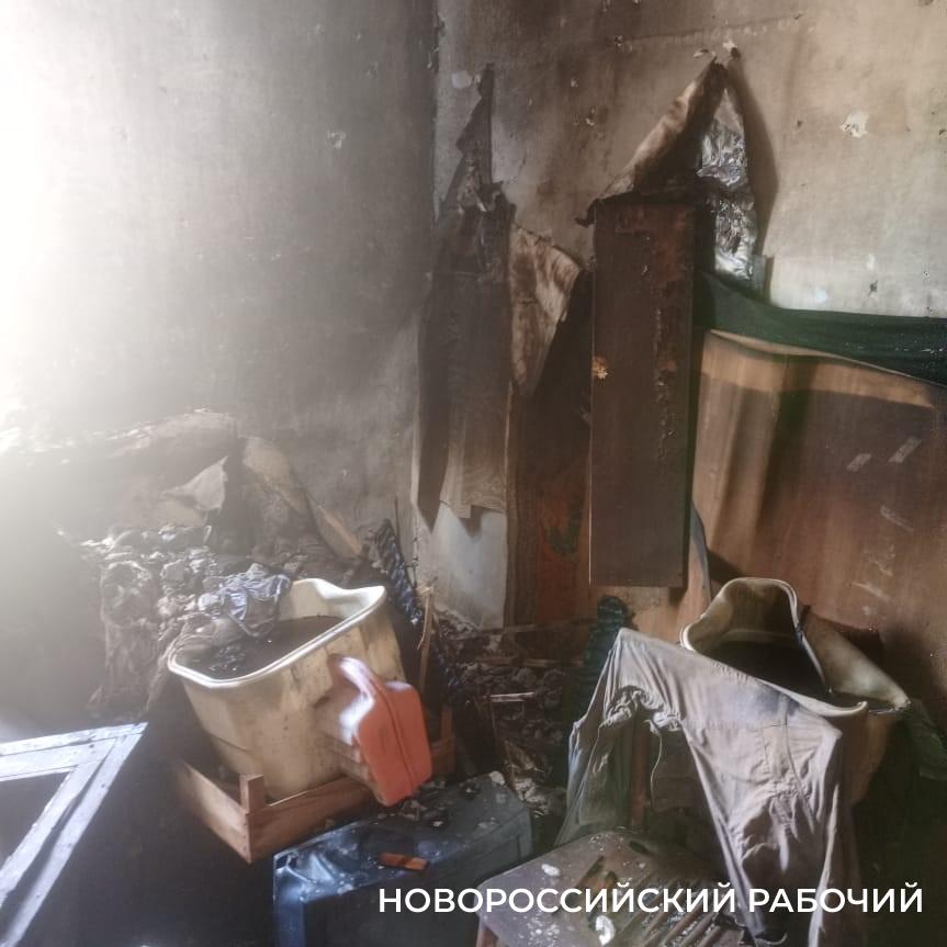 После пожара в довоенном бараке под Новороссийском люди боятся возвращаться в квартиры и надеются, что дом расселят