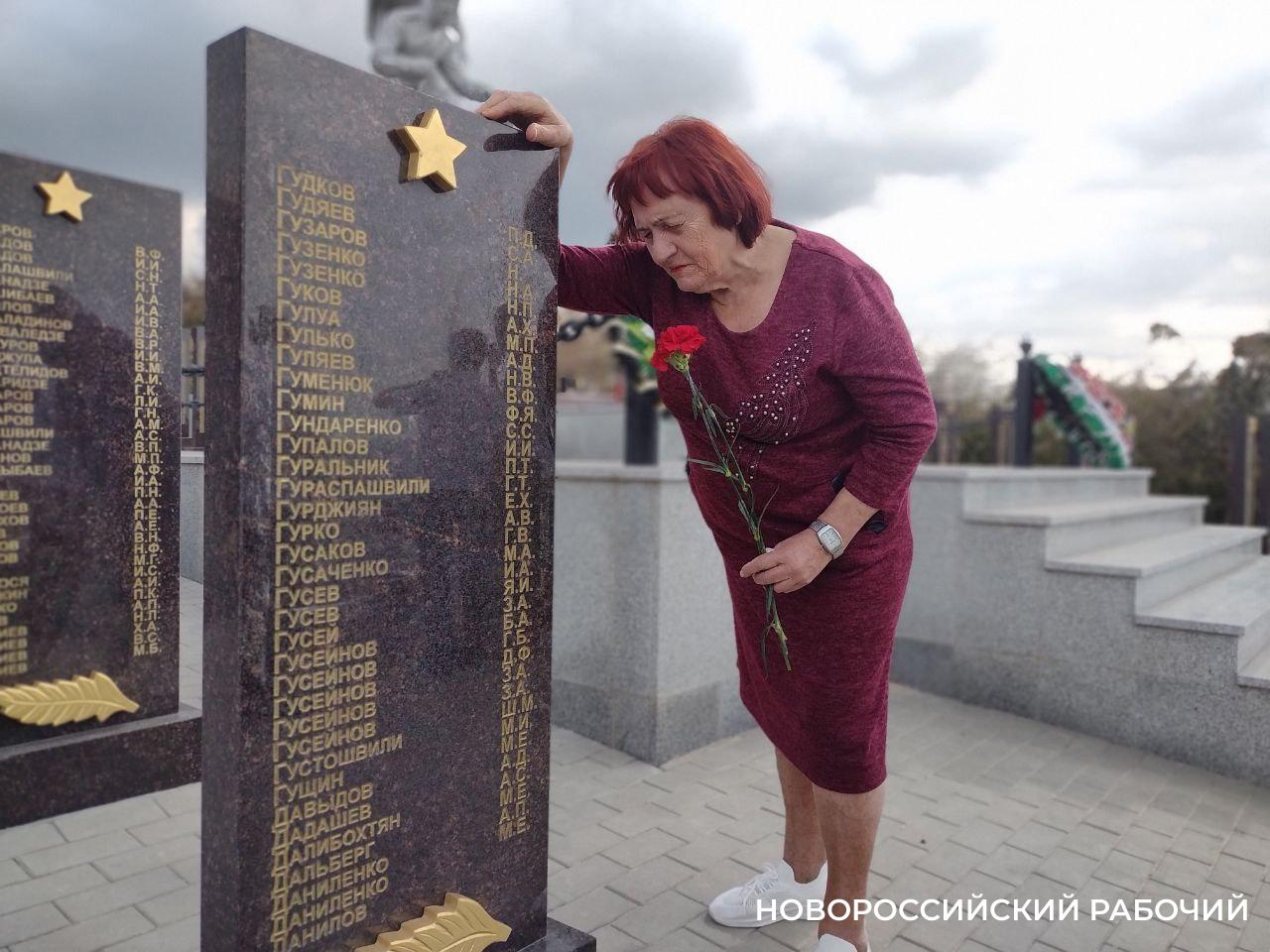 Людмила Галенко поднялась в горы и поклонилась могиле отца, который погиб, защищая Новороссийск, 80 лет назад