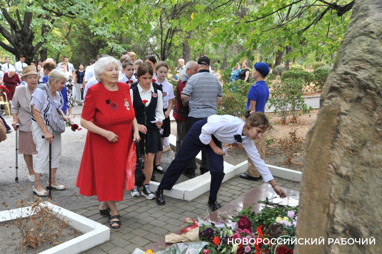 В Новороссийске почтили память 45 тысяч земляков, угнанных фашистами