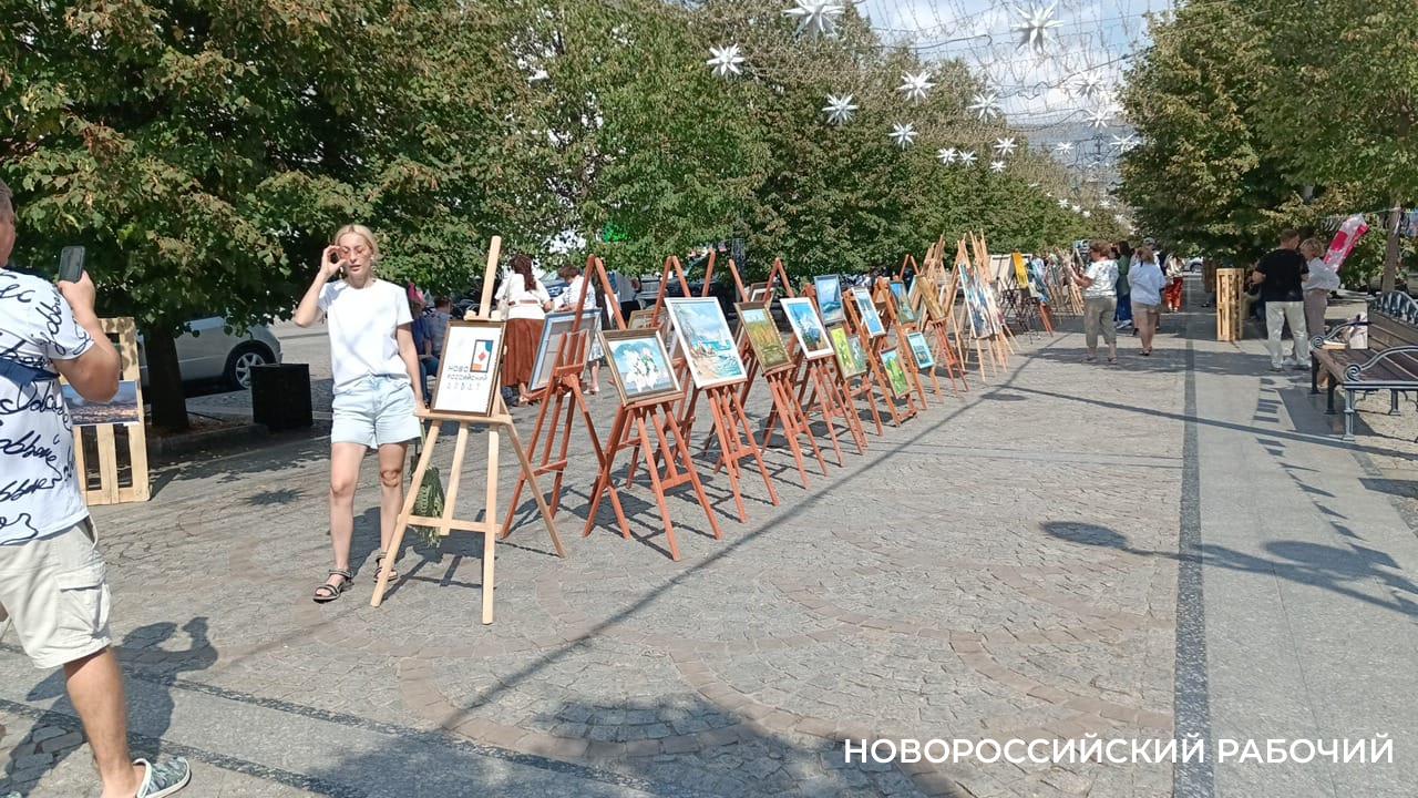 В Новороссийске в честь праздничных дней ко Дню города открылась выставка картин и фото прямо в парковой аллее