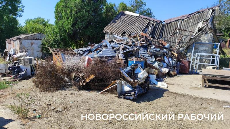 В пригороде Новороссийска в «тени» приняли сотни кг металлолома