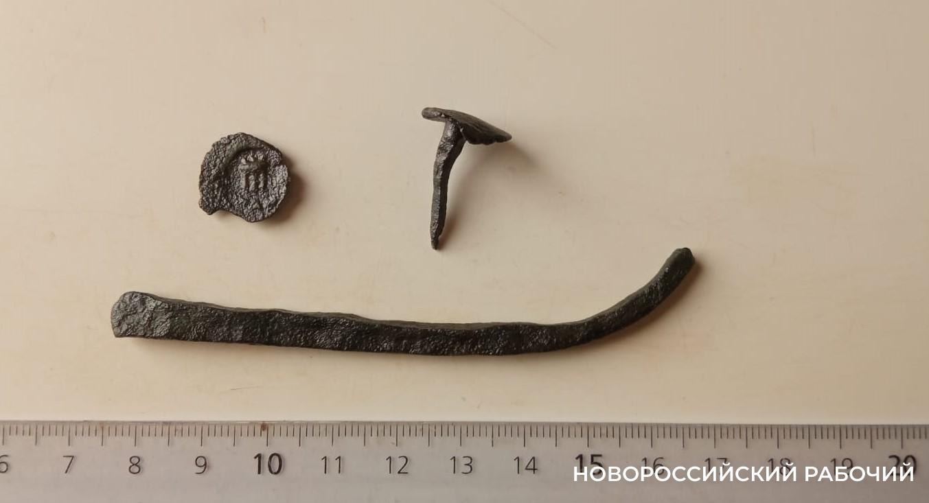 Загадочную «отвертку» возрастом 2 тысячи лет нашли при раскопках на стройплощадке школы в Новороссийске
