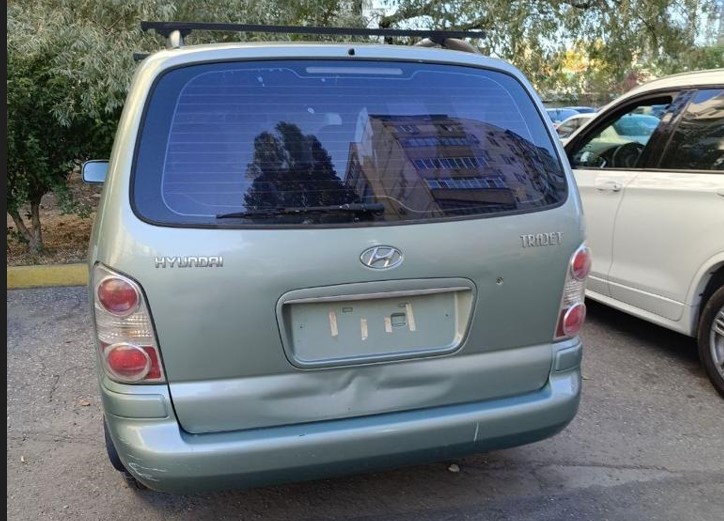 Новороссийцы жалуются на машины, которые «навечно» припаркованы во дворах