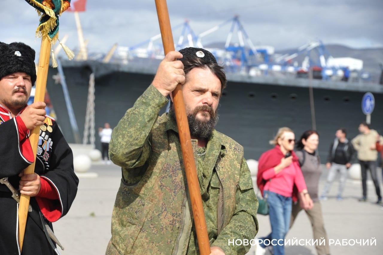 В Новороссийске прошел крестный ход  в поддержку российского воинства. Фоторепортаж