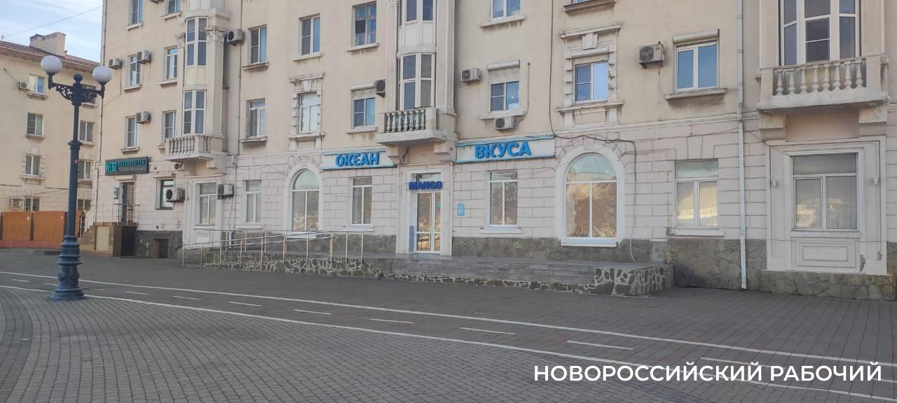 В Новороссийске снесли самовольную пристройку, уродующую историческое здание на набережной