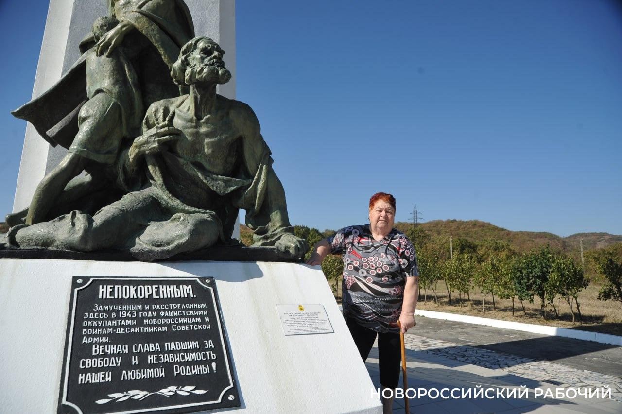 В Новороссийске памятник «Непокорённым» не видно из-за большегрузов