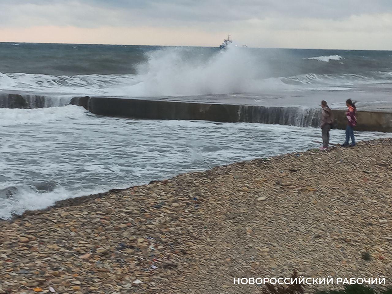 В «шторм века» в Новороссийске видели волну высотой почти 10 метров