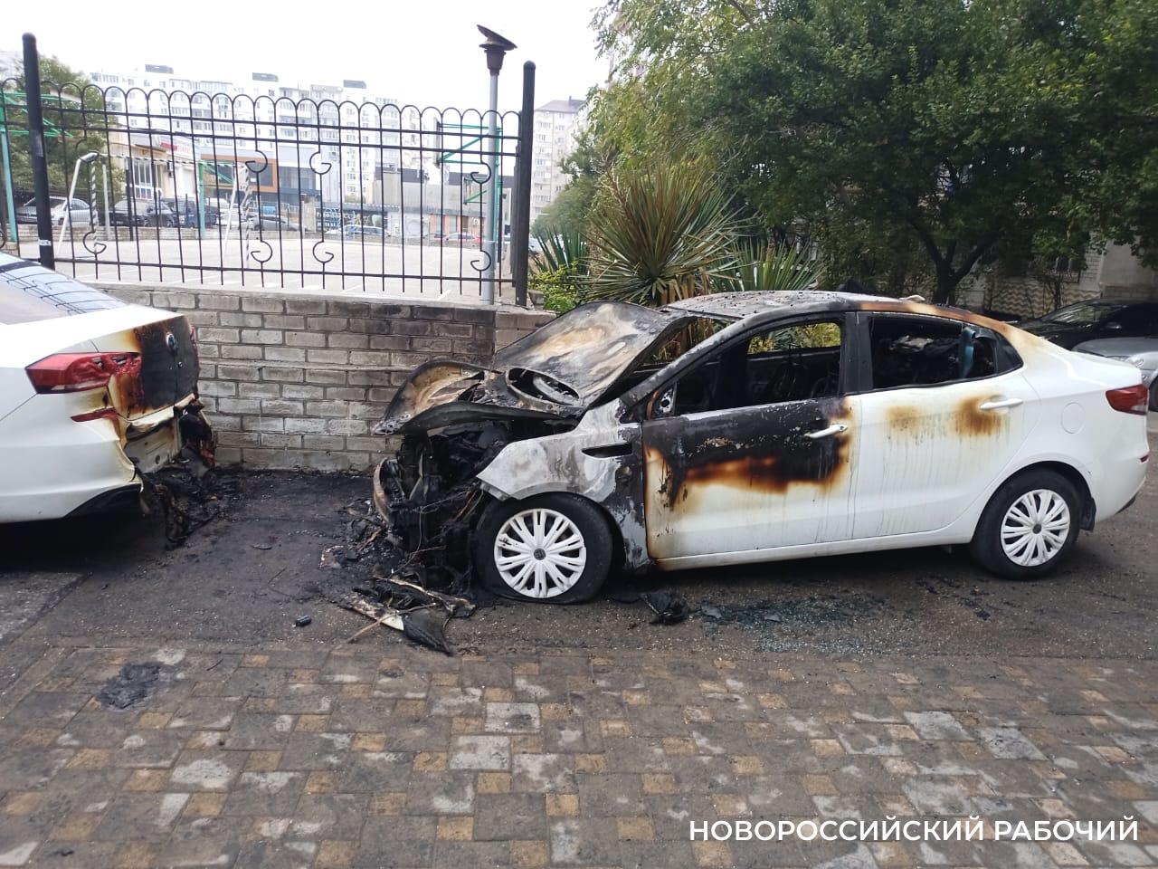В Новороссийске ночью сгорела машина. Пострадала и соседняя