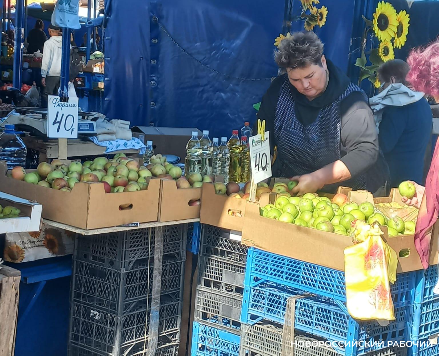На рынках Новороссийска можно найти яблоки по «удобным» ценам