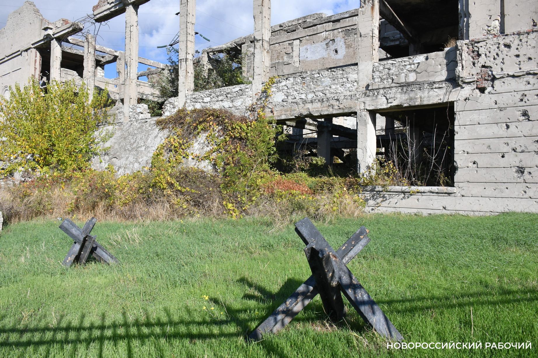 Руины Дворца цементников, расстрелянный вагон, танк – героический маршрут для экскурсии в Восточном районе Новороссийска