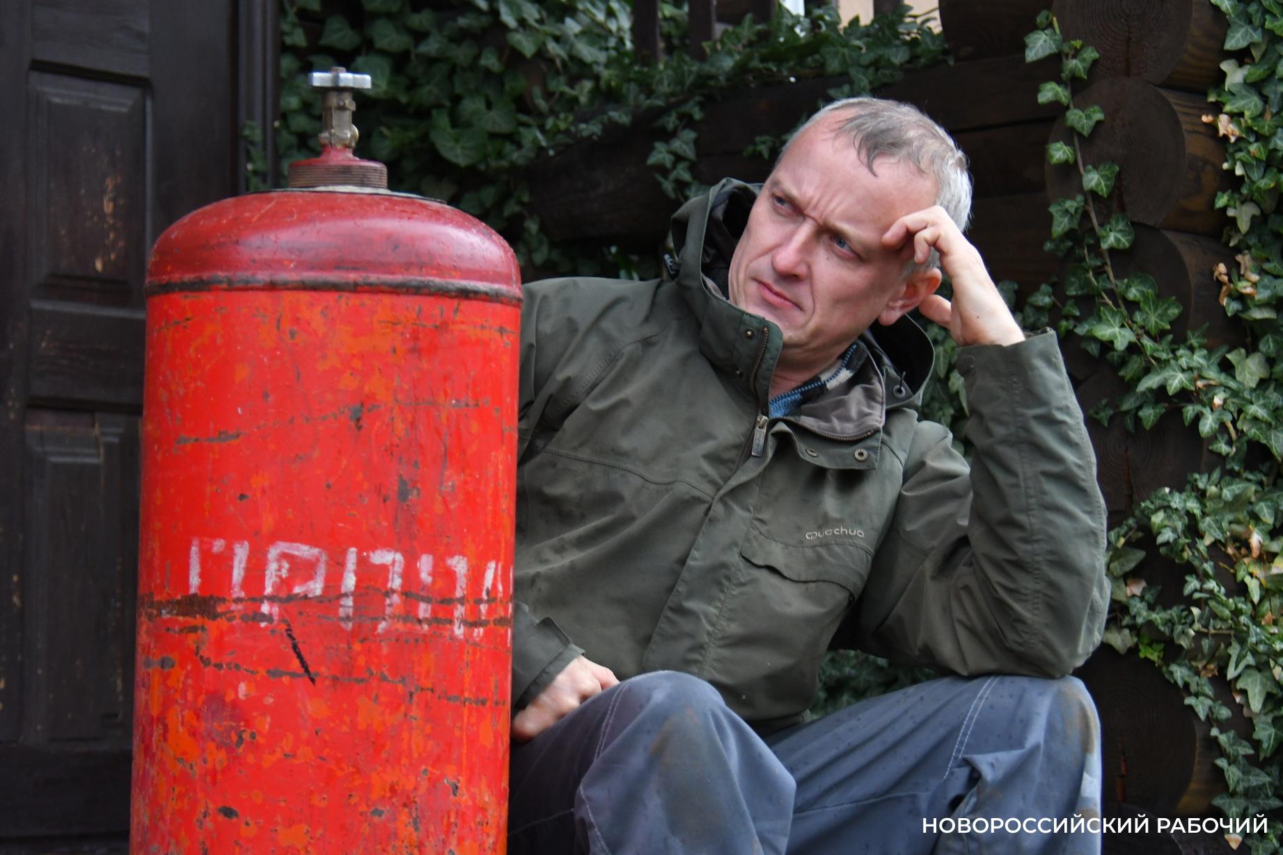 Новороссиец разглядел взрывоопасное соседство: газовые баллоны под открытым небом