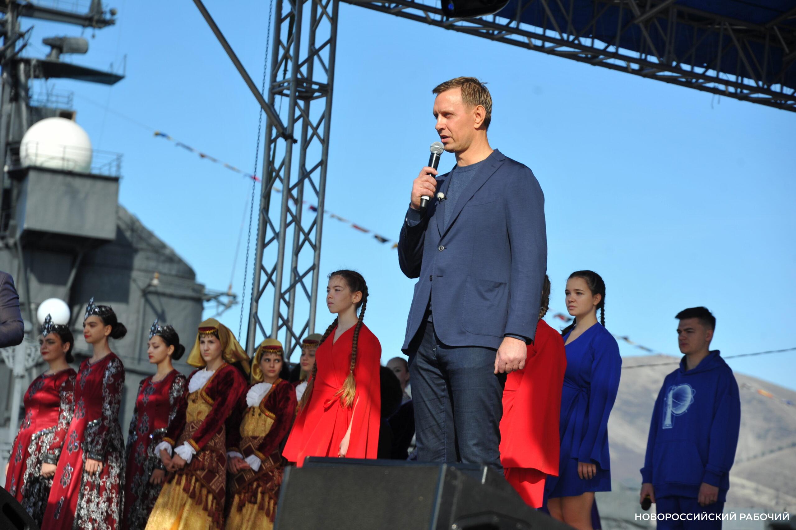 Глава Новороссийска исполнил гимн России с праздничной сцены на Форумной площади