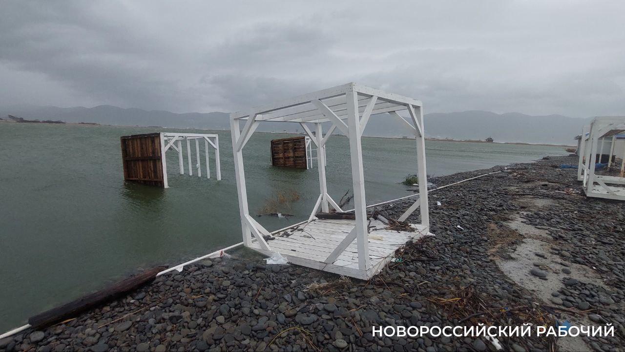 В Новороссийске МЧС запретило приближаться к морю. Это останавливает не всех