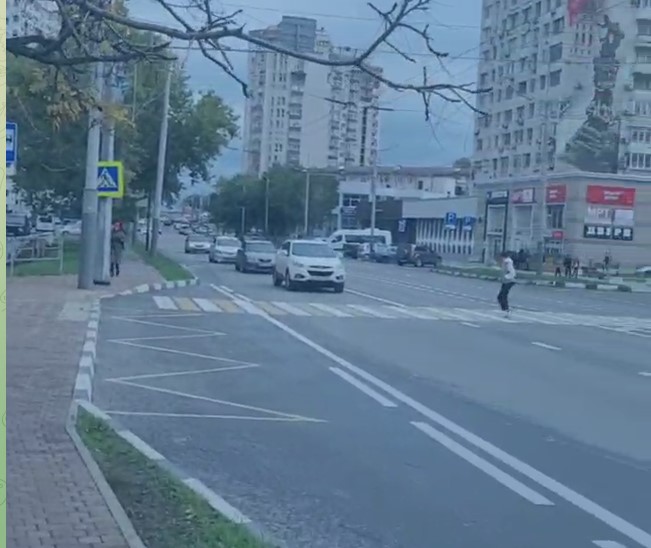 В Новороссийске обследовали пешеходный переход, который упирается в остановку