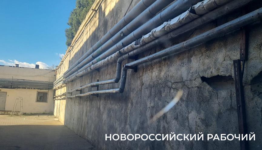 В Новороссийске хозяева бросают киоски на произвол судьбы