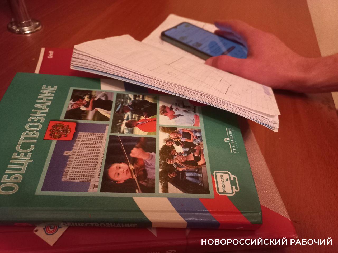 «Сдали телефоны!» Новороссийским школьникам могут законодательно запретить  «залипать» в смартфонах на уроках