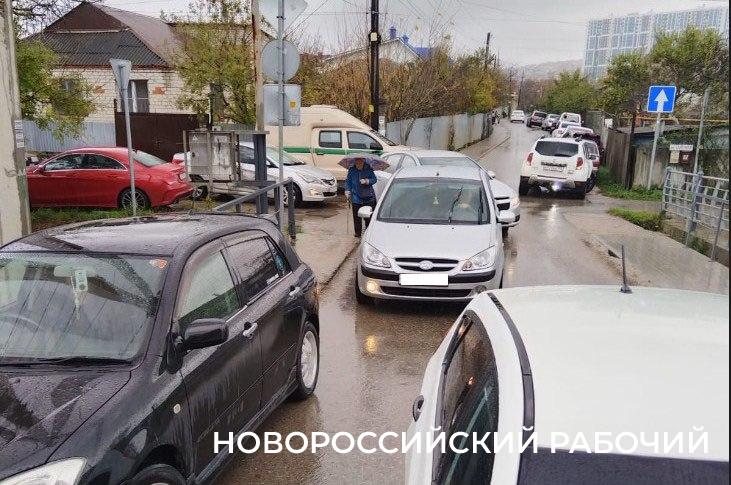 В Новороссийске улица Школьная превратилась в улицу вечного коллапса  